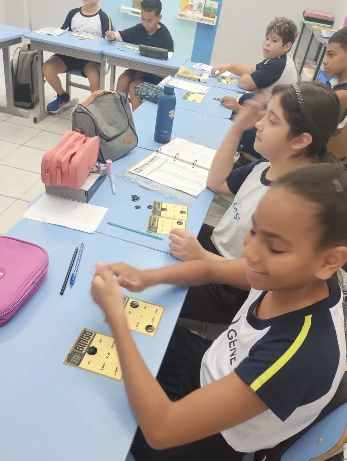Turma do Colégio Gênesis participando de jogo de bingo com números romanos