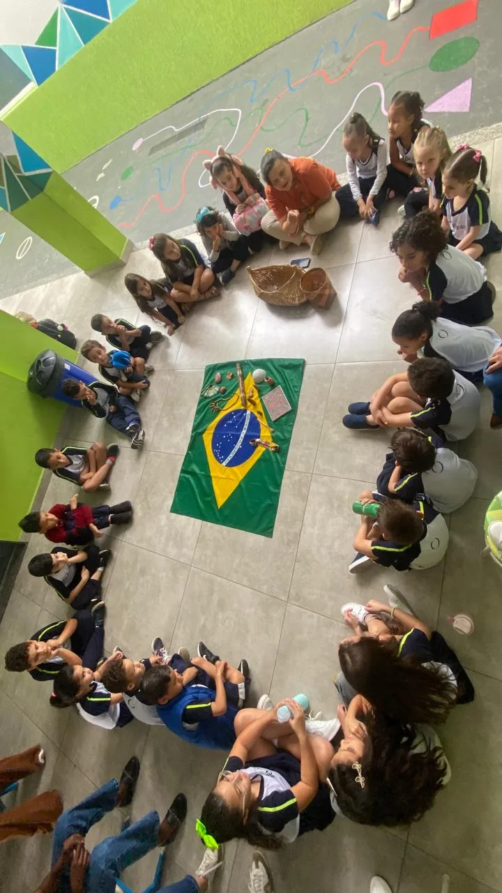 Alunos da Educação Infantil do Colégio Gênesis em roda com atividade cultural sobre o Brasil