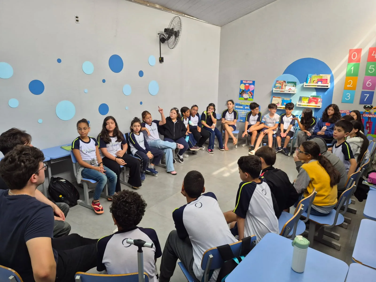 Alunos do Colégio Gênesis em roda de conversa dentro da sala de aula