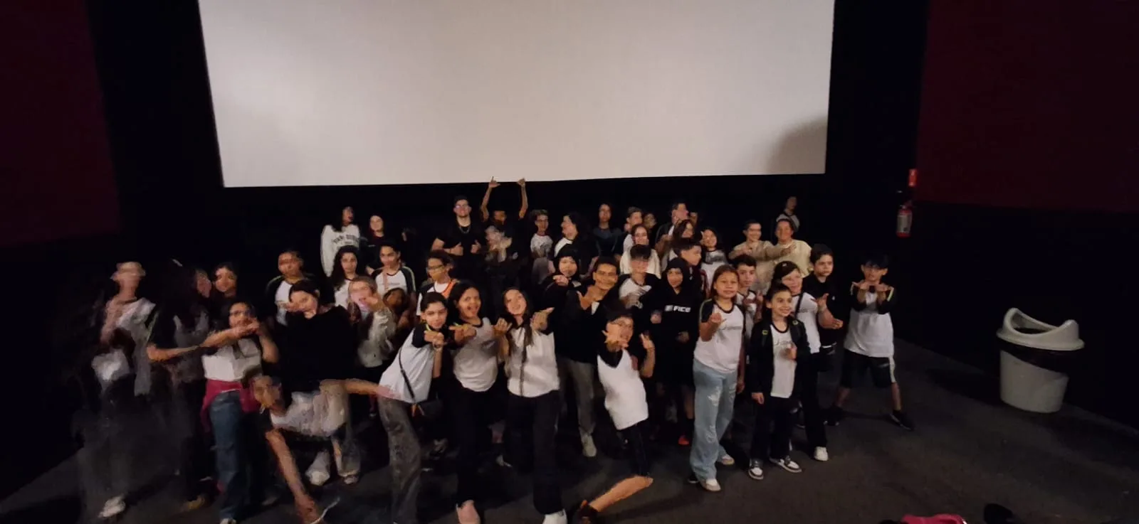 Turma do Colégio Gênesis reunida em passeio ao cinema