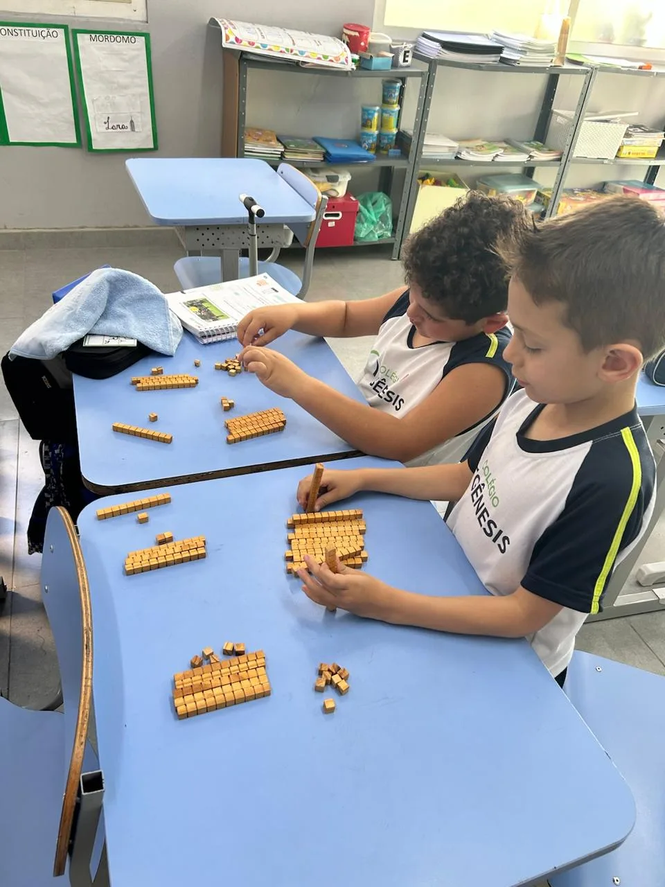 Alunos do Colégio Gênesis aprendendo matemática com material dourado