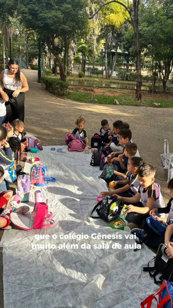 Alunos do Colégio Gênesis em piquenique durante passeio no parque
